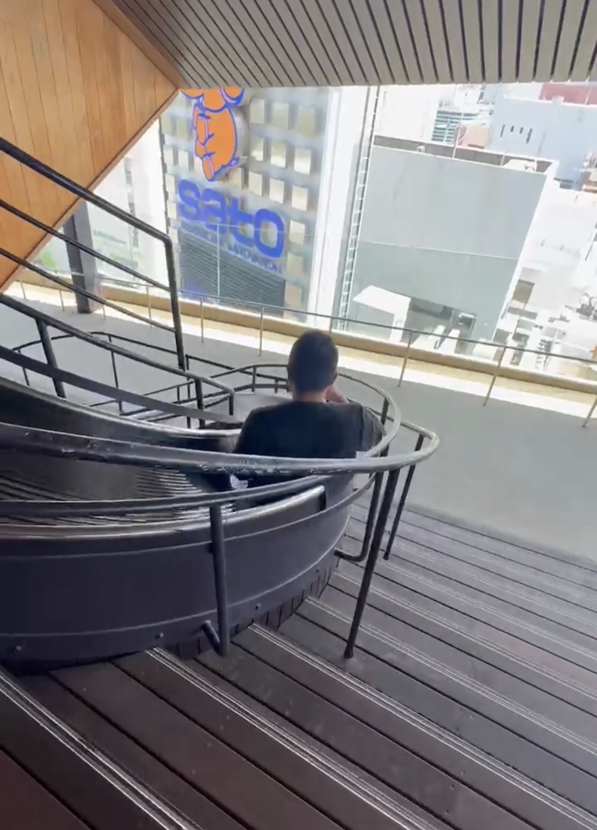 おりづるタワーの滑り台くるくるくーる