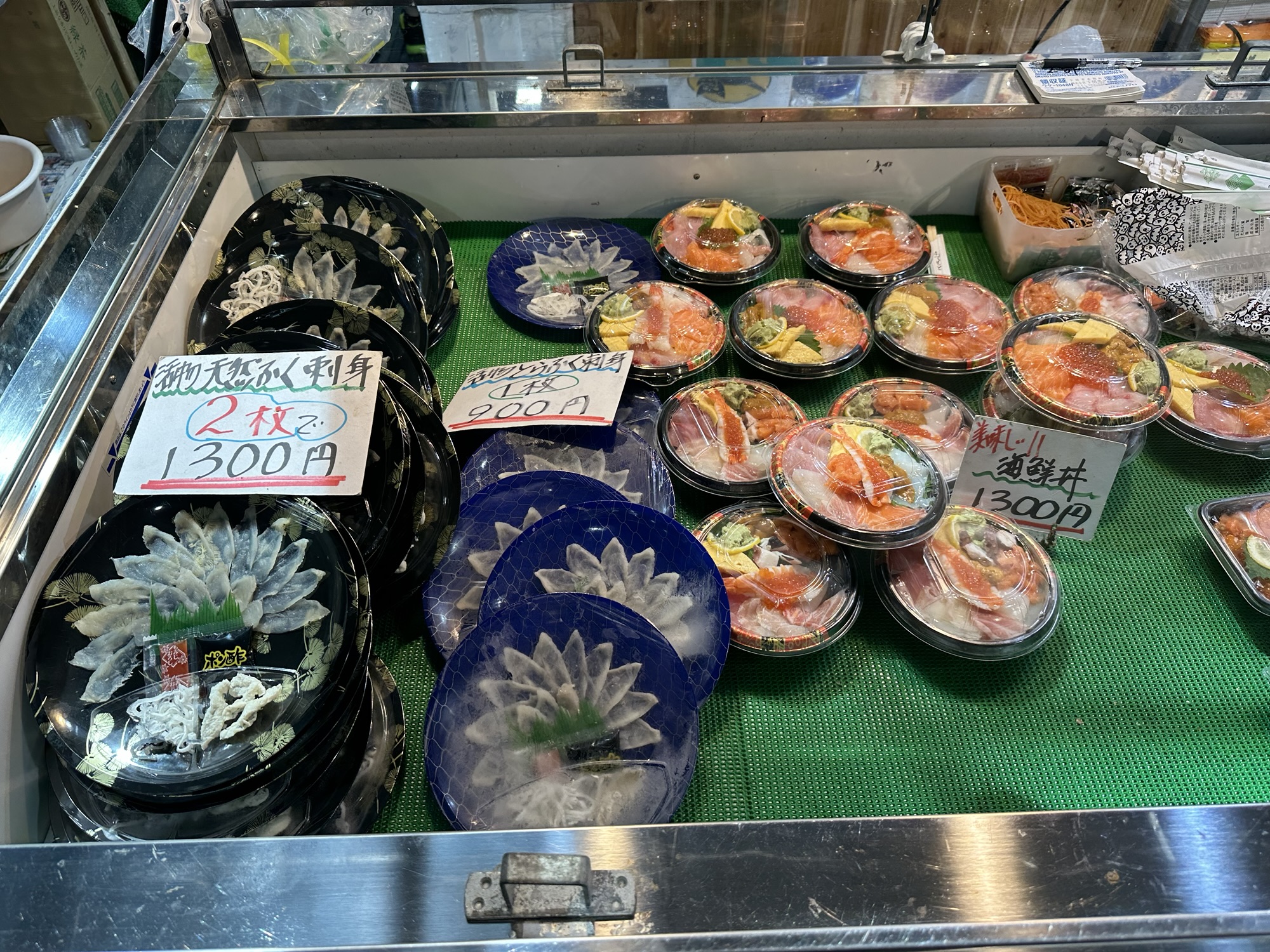 唐戸市場に並ぶふぐ刺しや海鮮丼