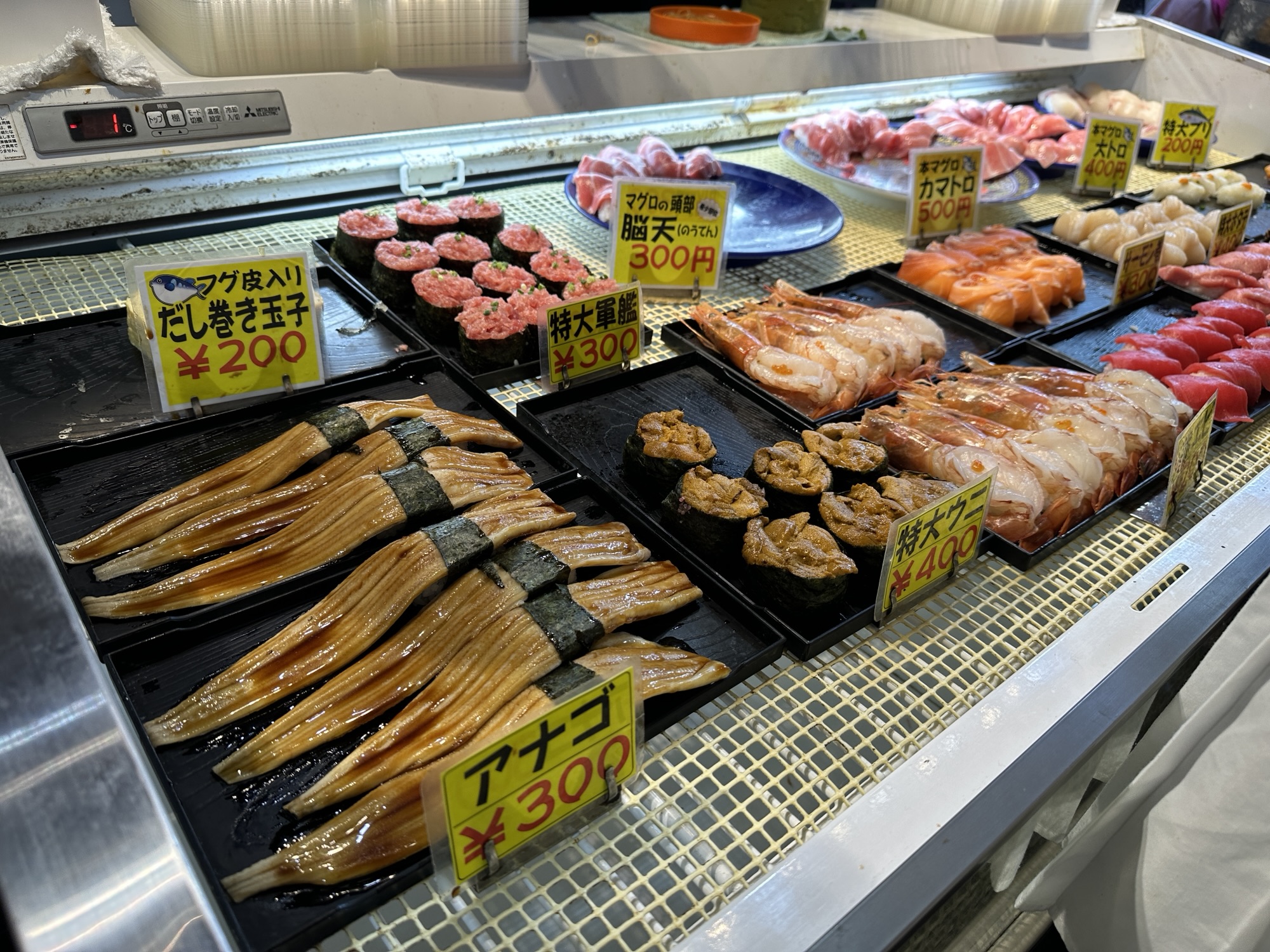 唐戸市場に並ぶアナゴやマグロの脳天などの寿司
