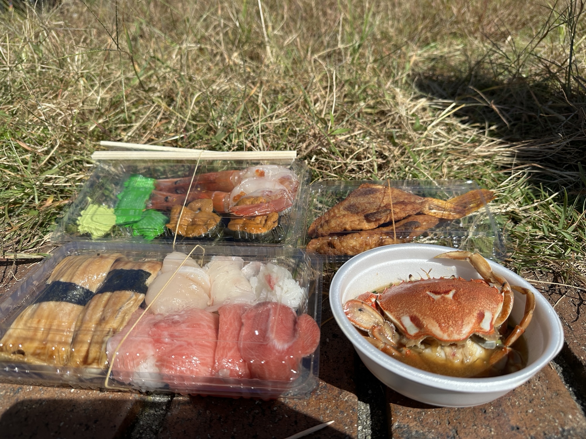 唐戸市場で買った寿司や海鮮を外で食べる