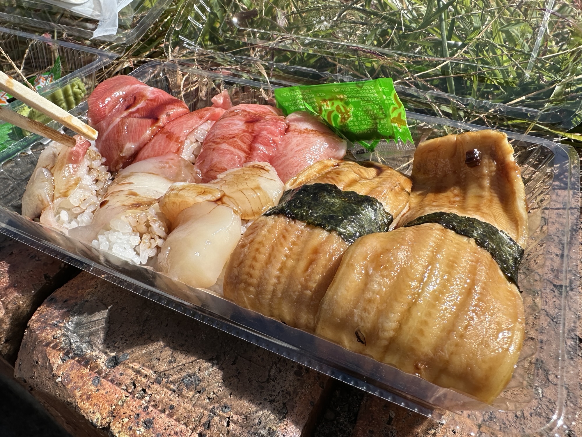 唐戸市場で買った一本アナゴとマグロの脳天などの寿司
