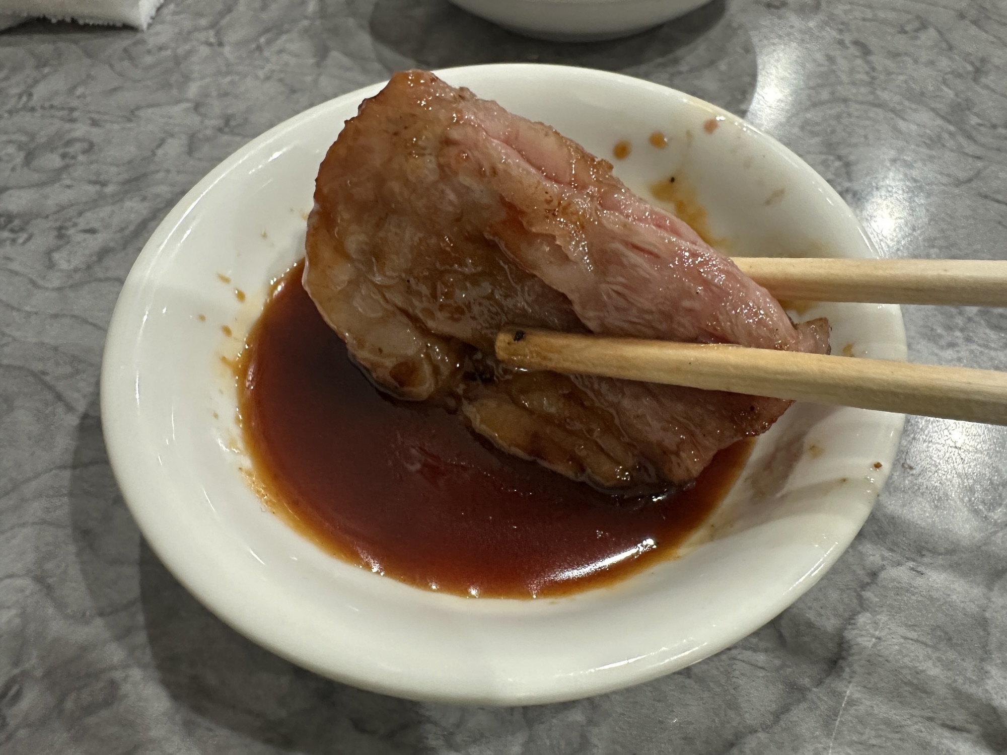 可部焼肉センターの焼いた肉をタレで食べる