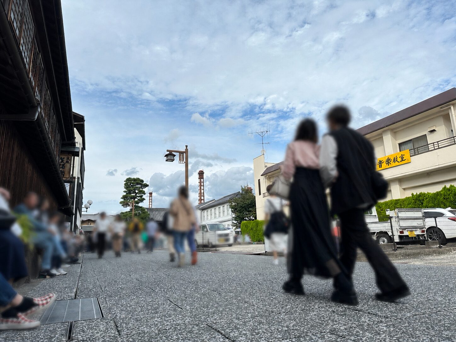 酒蔵の赤レンガ煙突が見える西条酒蔵通り