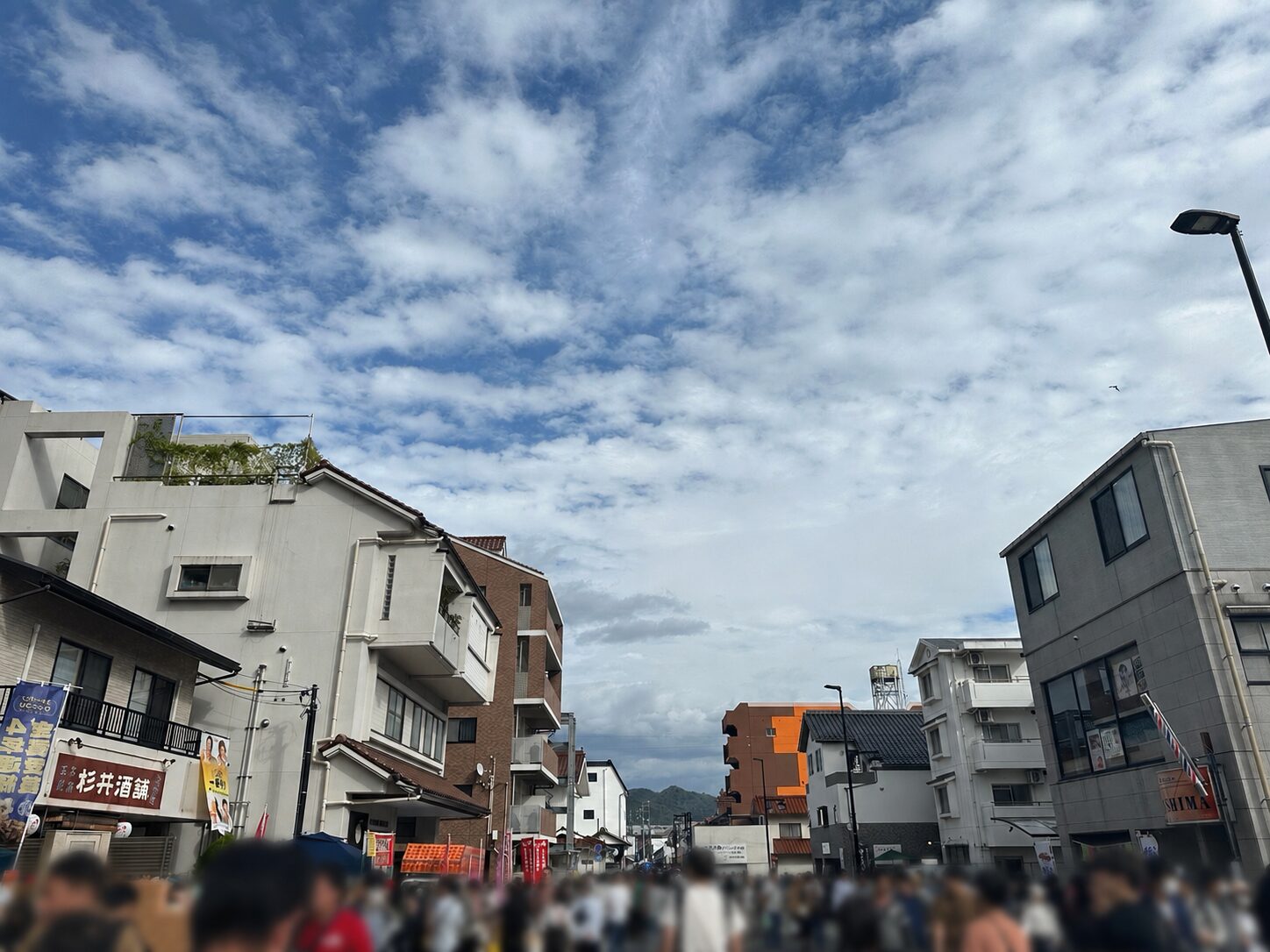 西条酒まつり当日の人でにぎわう西条酒蔵通り