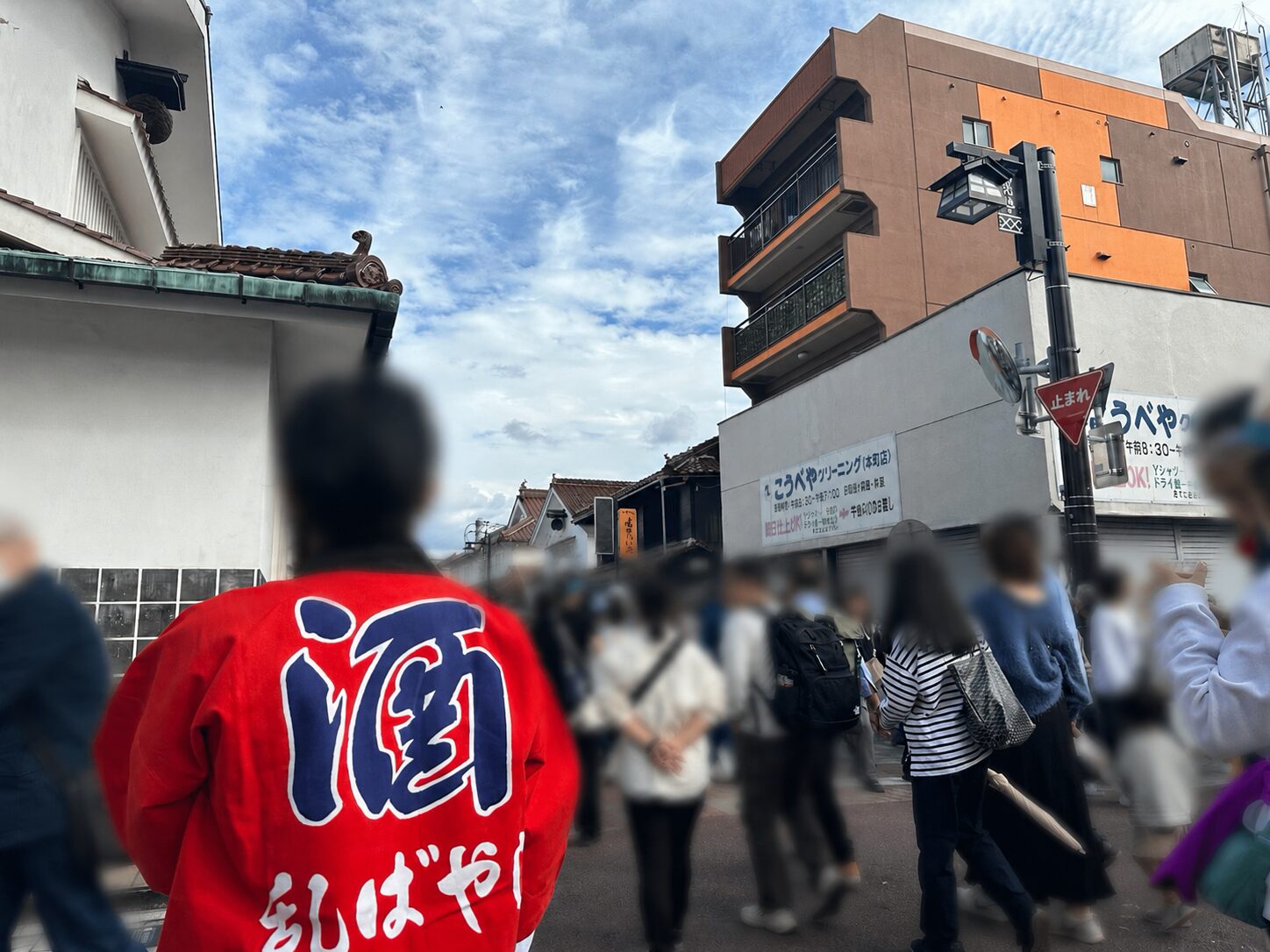酒の文字が入った法被と酒まつりの人混み