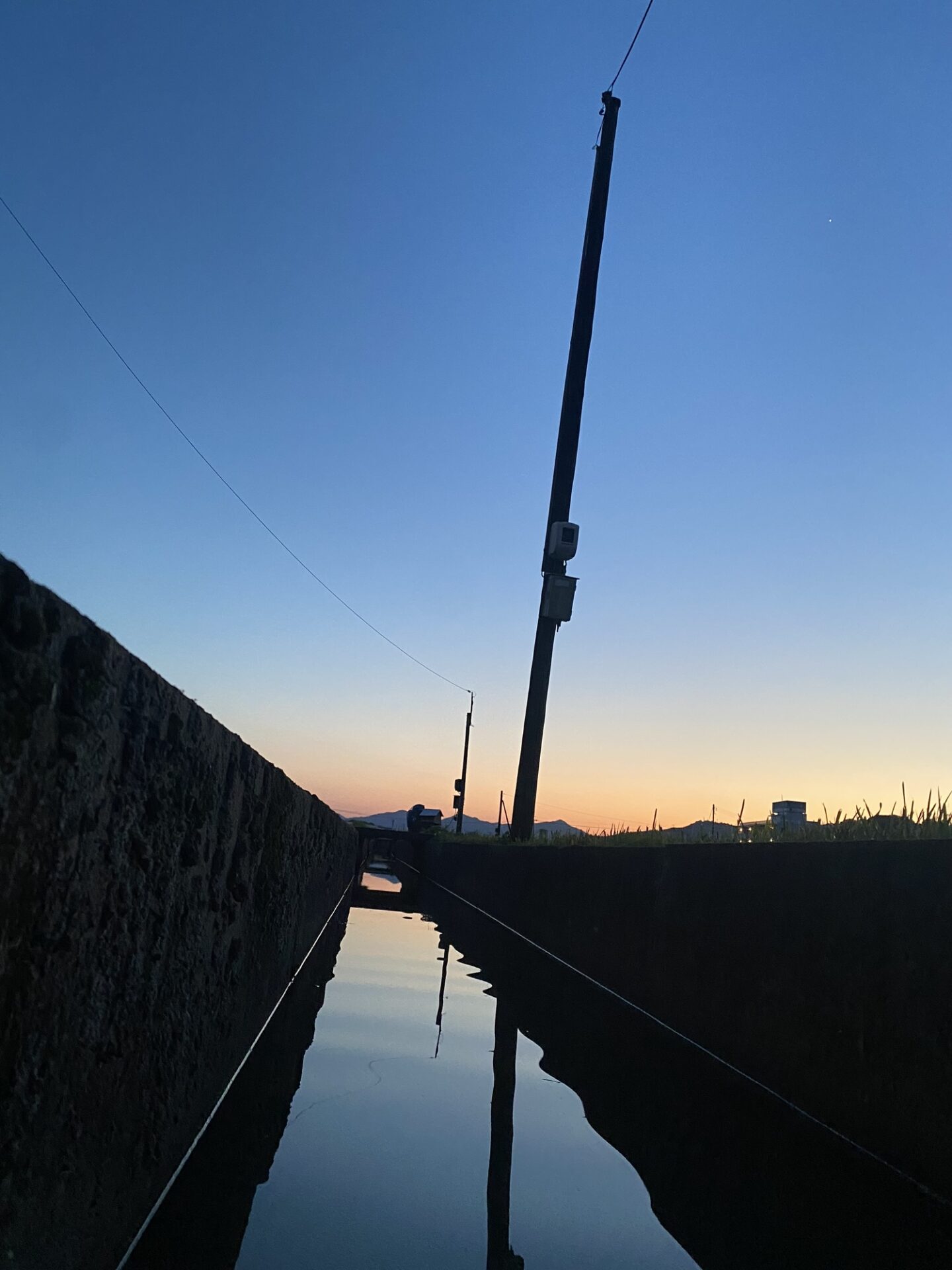 夕方の静かな用水路