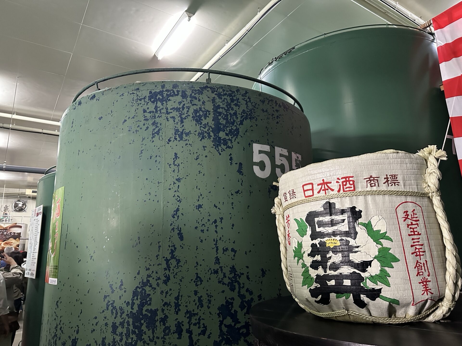 白牡丹の酒樽と酒蔵内部の大きなタンク