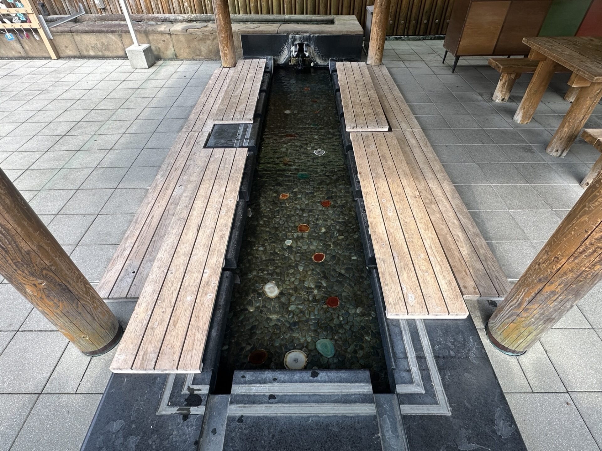 玉造温泉の姫神広場にある屋根付き足湯
