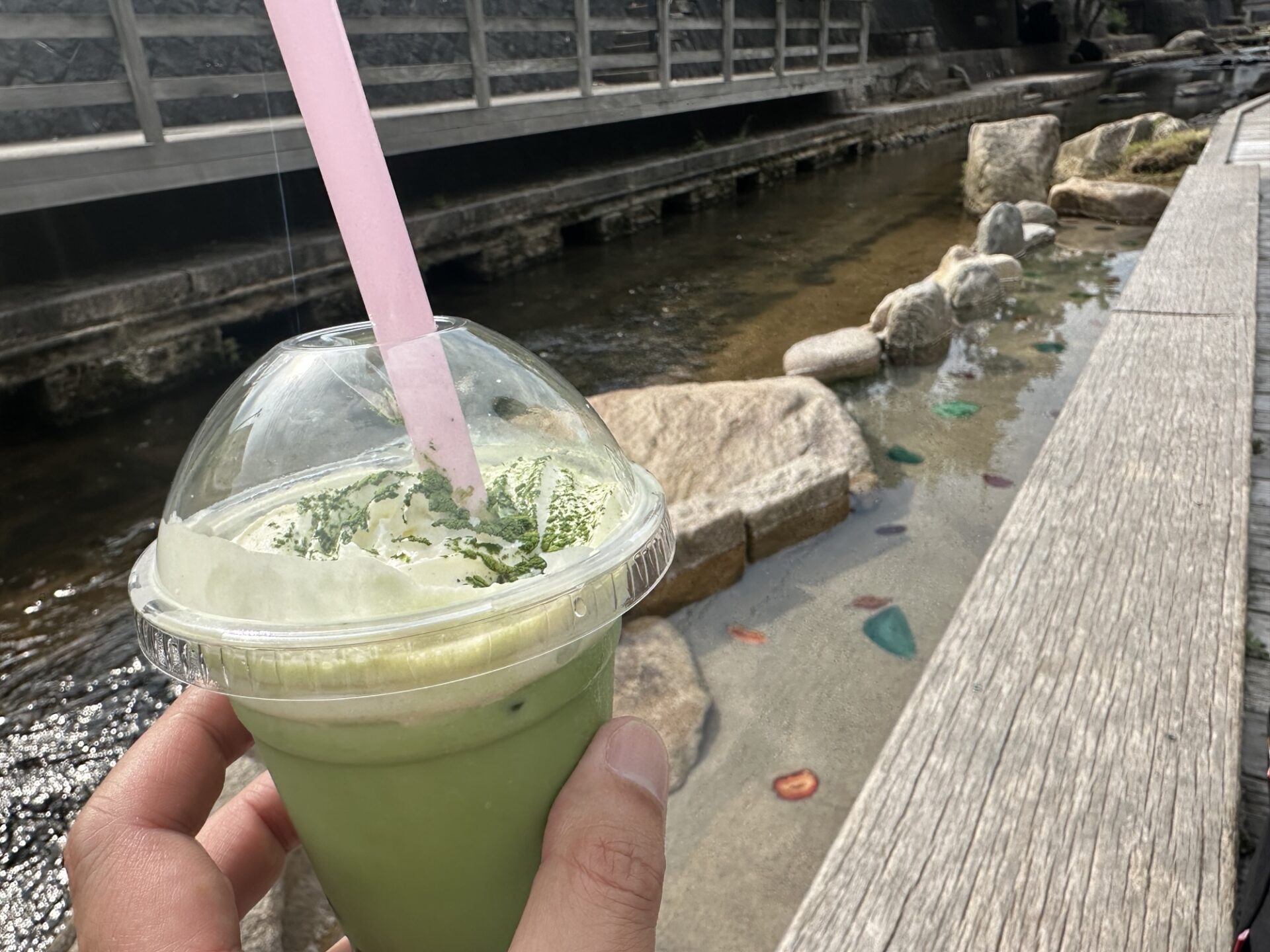 玉造温泉の川沿いで飲んだ抹茶ラテ