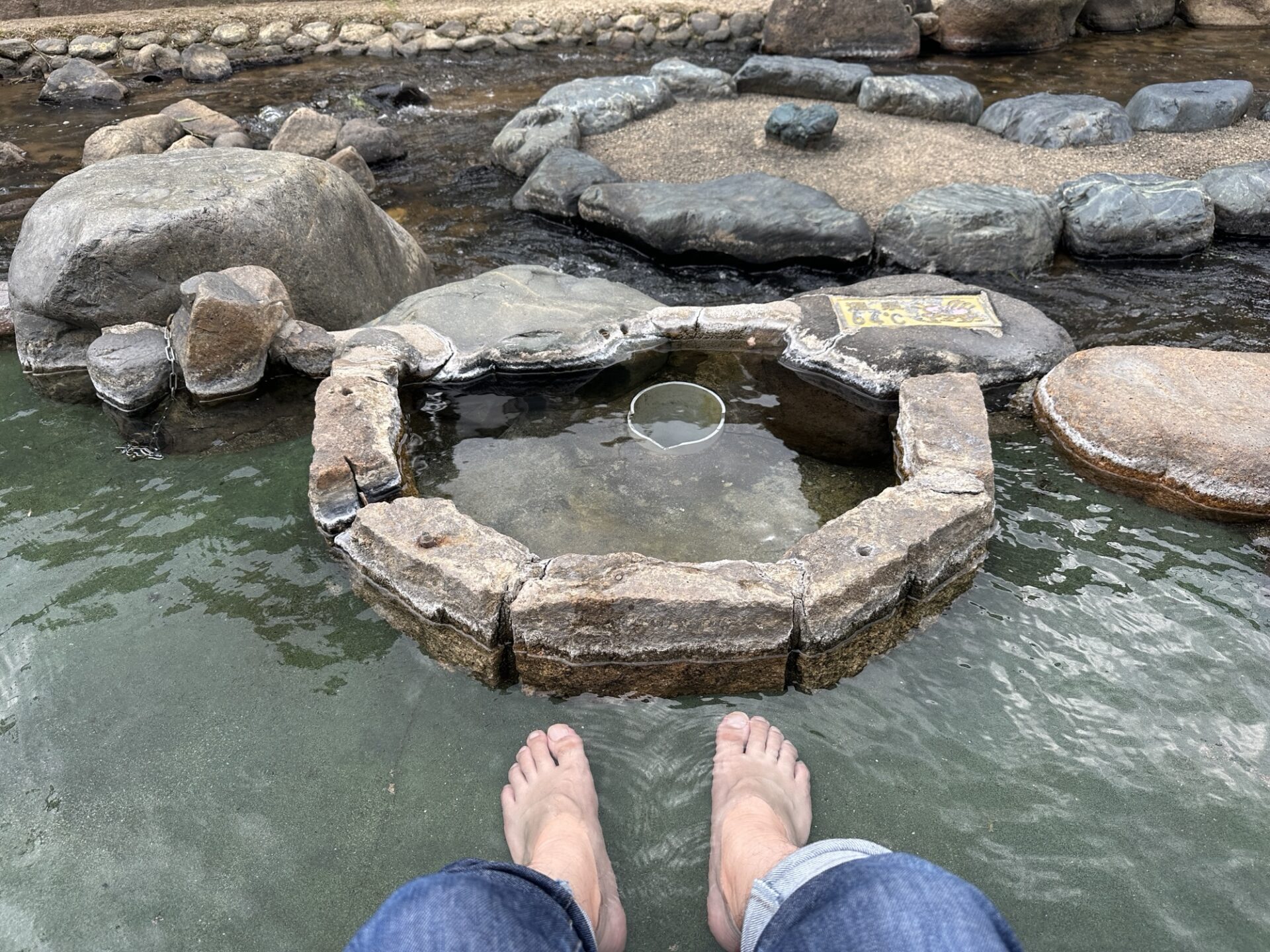 玉造温泉の川沿いの足湯に実際に入っているところ