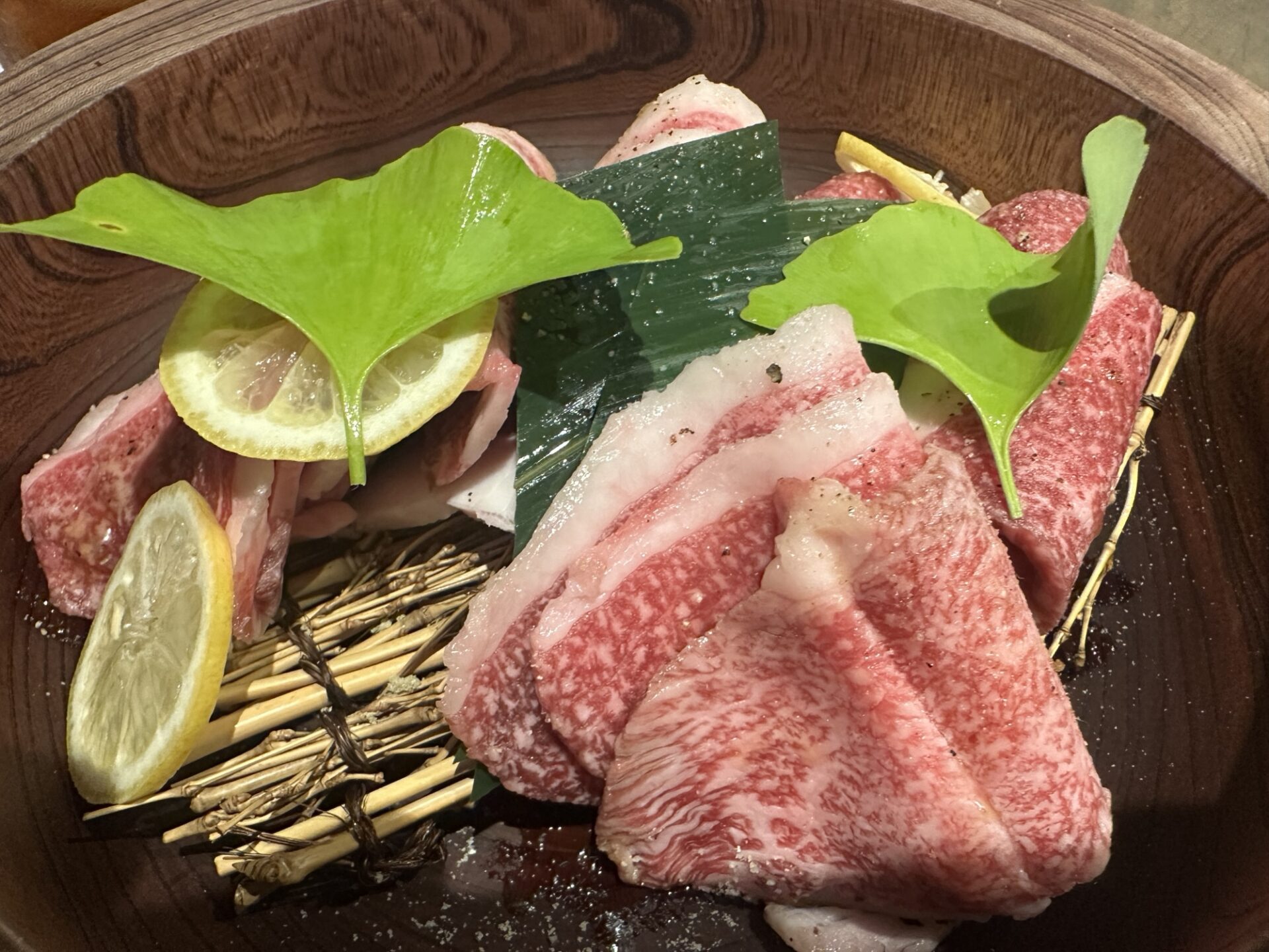 アスクザミートの熟成肉コースで提供された霜降り肉