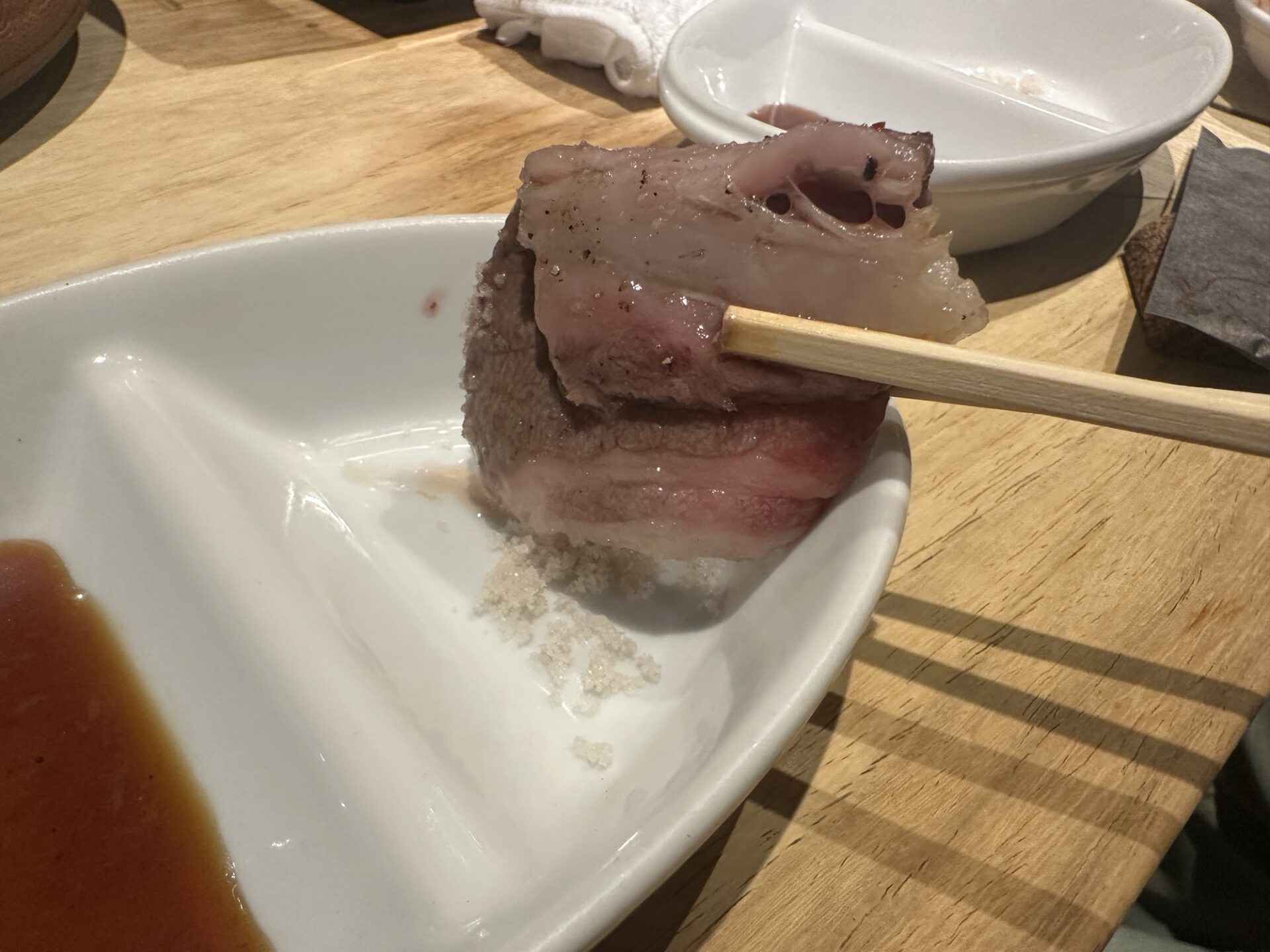 アスクザミートの肉を焼いている様子