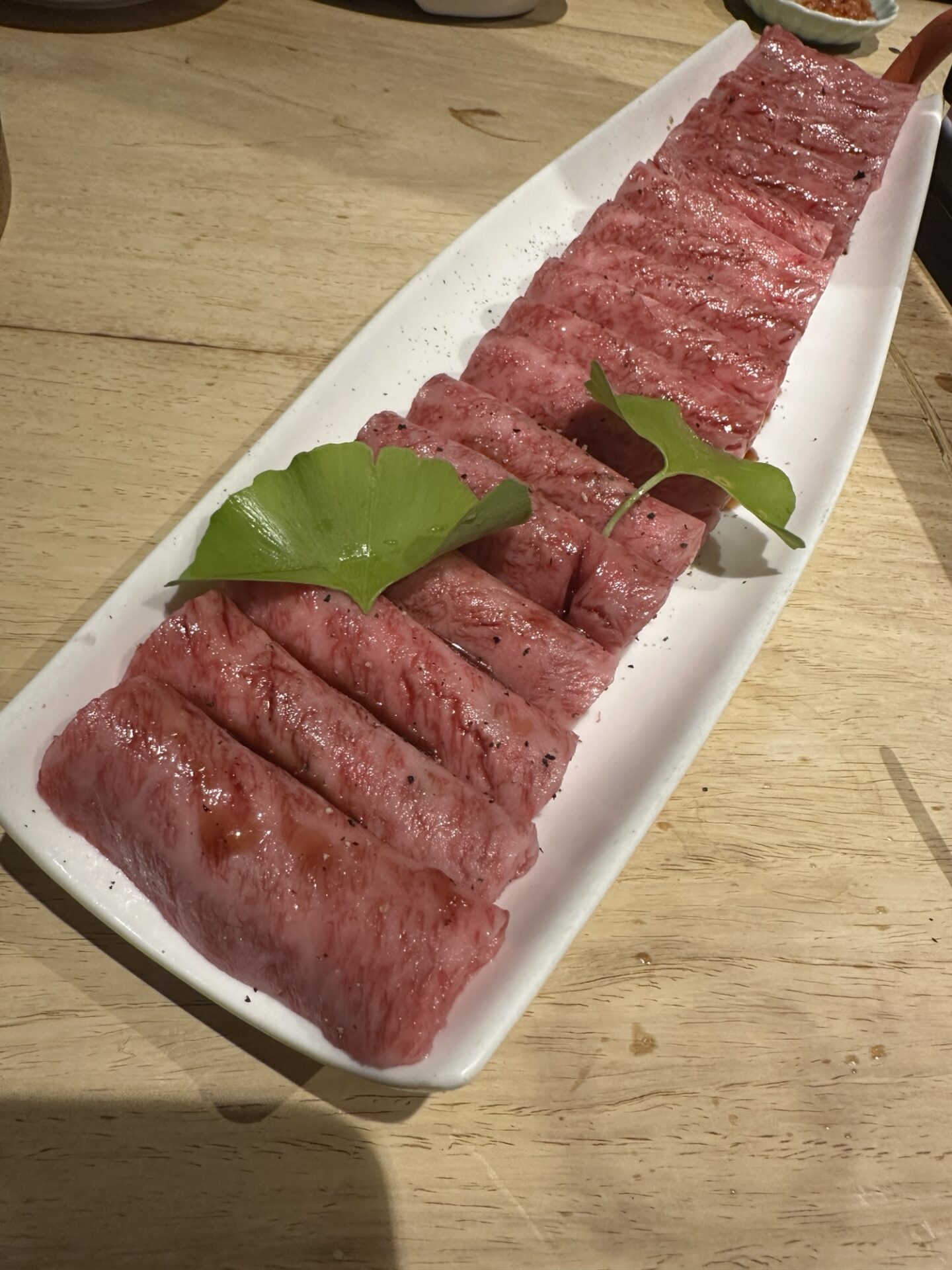 アスクザミートの長皿に盛られた肉