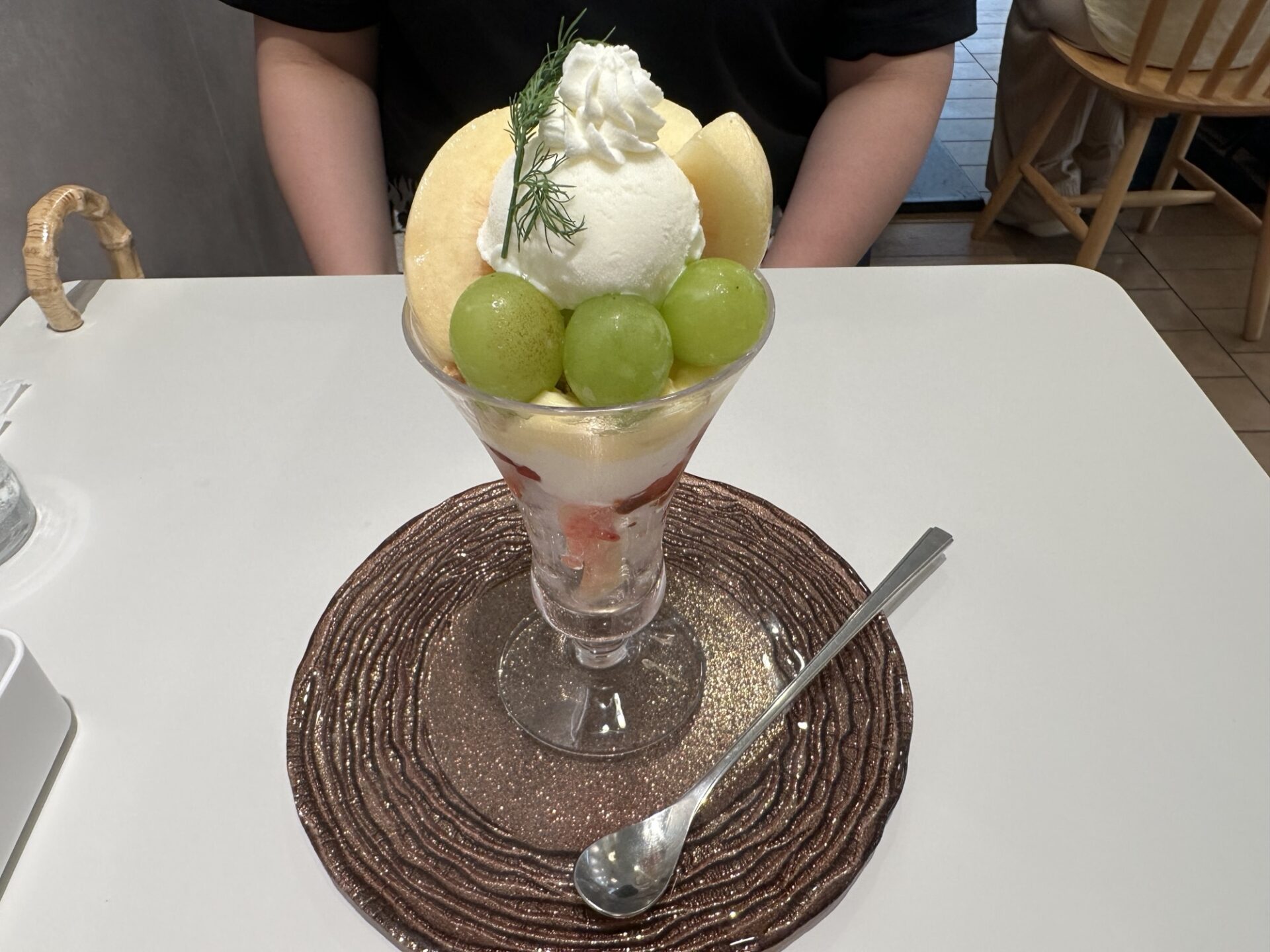 くらしき桃子で食べた桃とシャインマスカットのパフェ