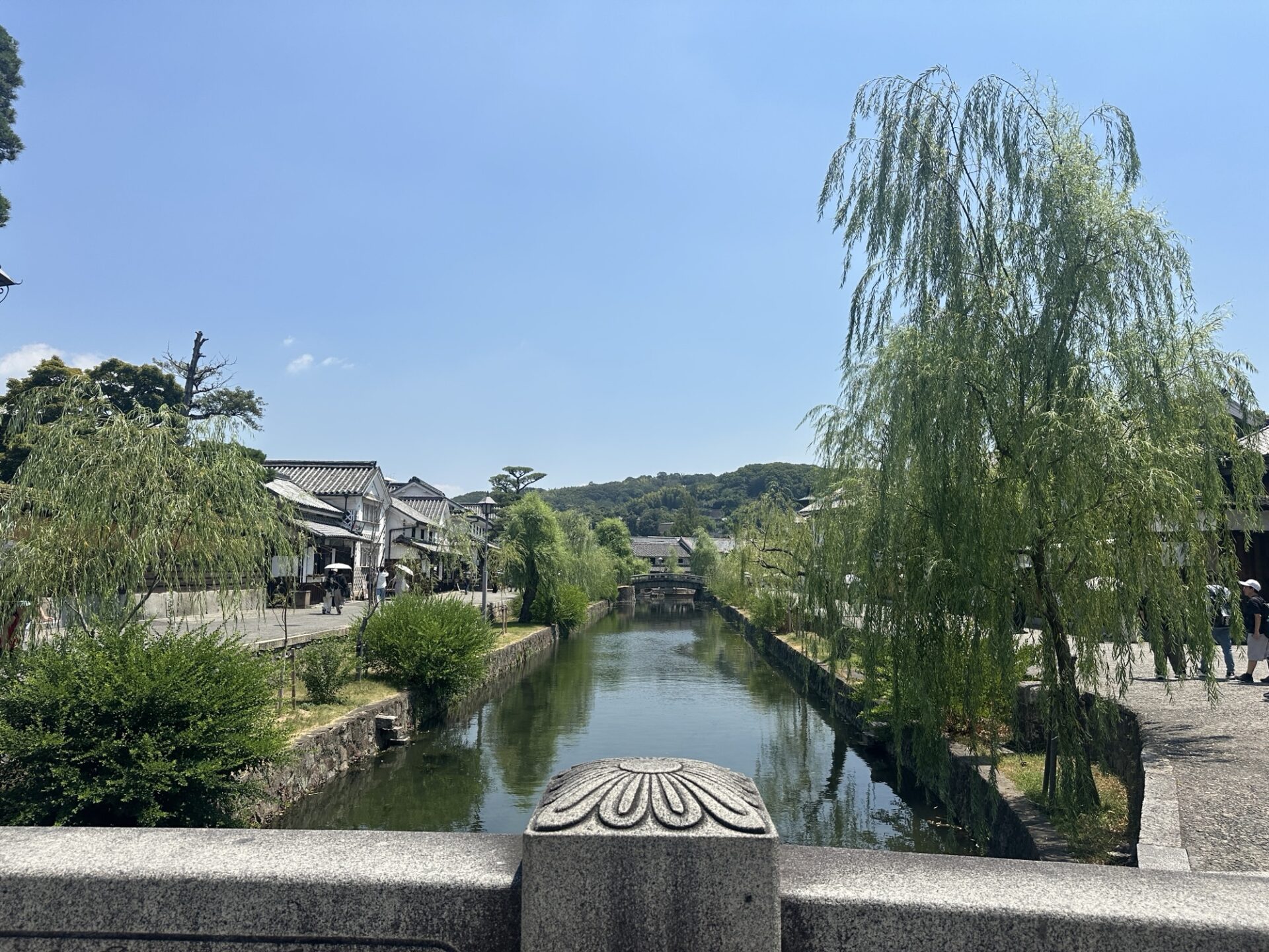 倉敷美観地区の倉敷川と白壁の町並み