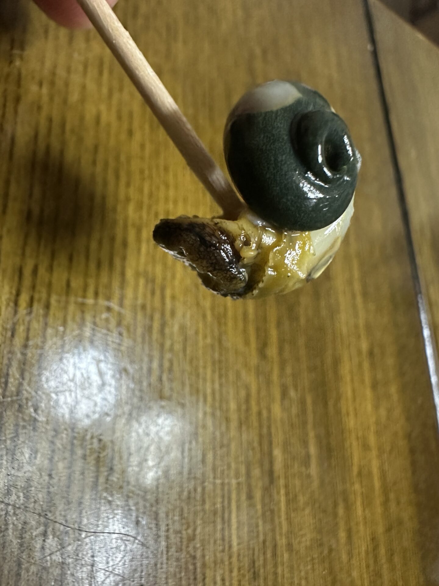 爪楊枝で取り出したスガイの身