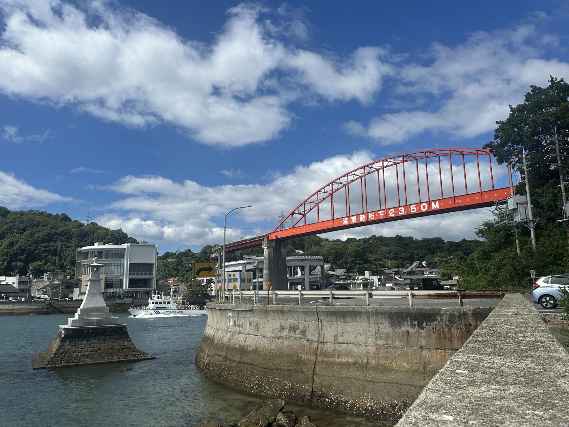 倉橋島へ向かう途中の海と赤い橋