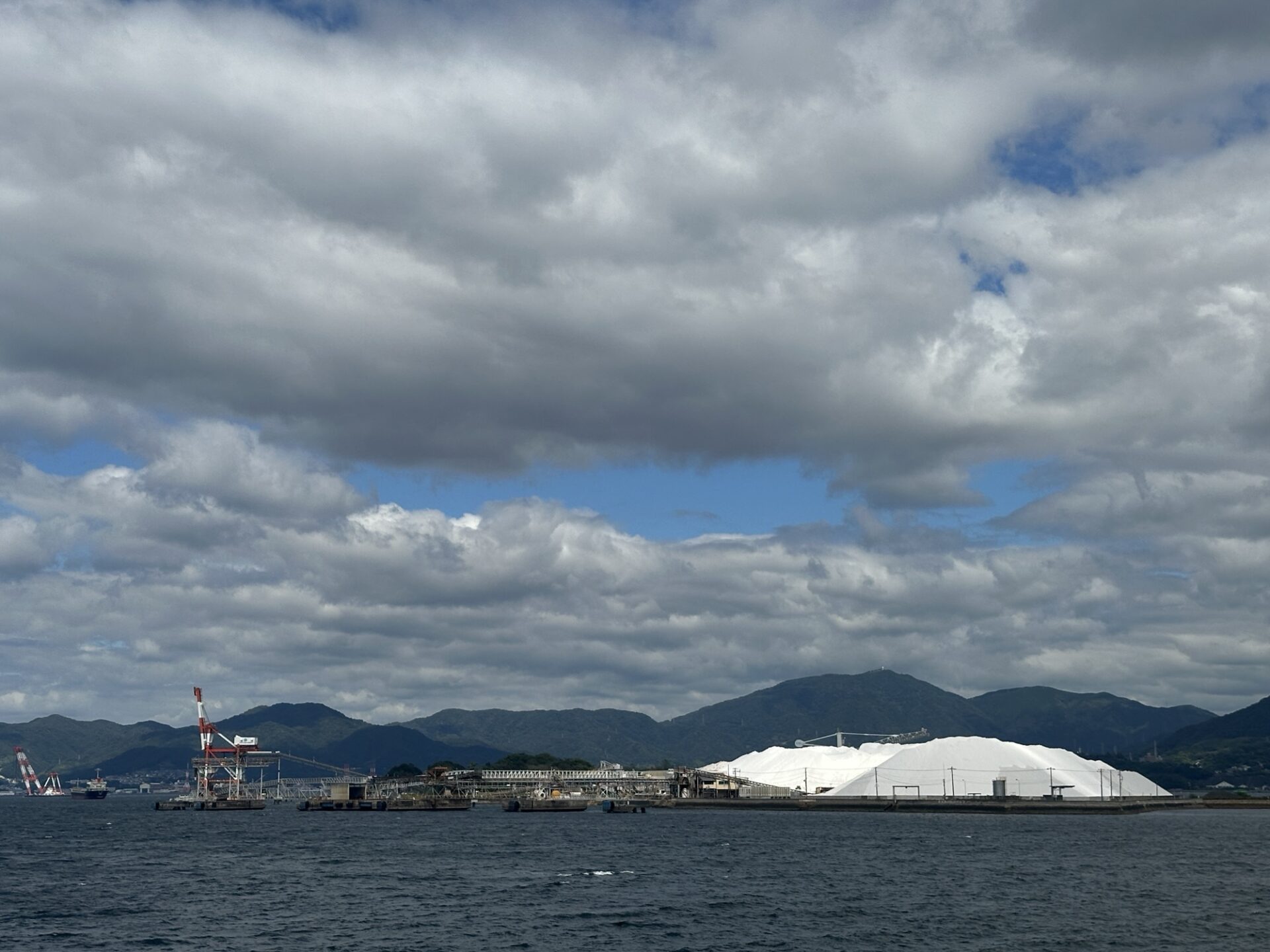 三ツ子島埠頭に積まれた巨大な輸入塩の山