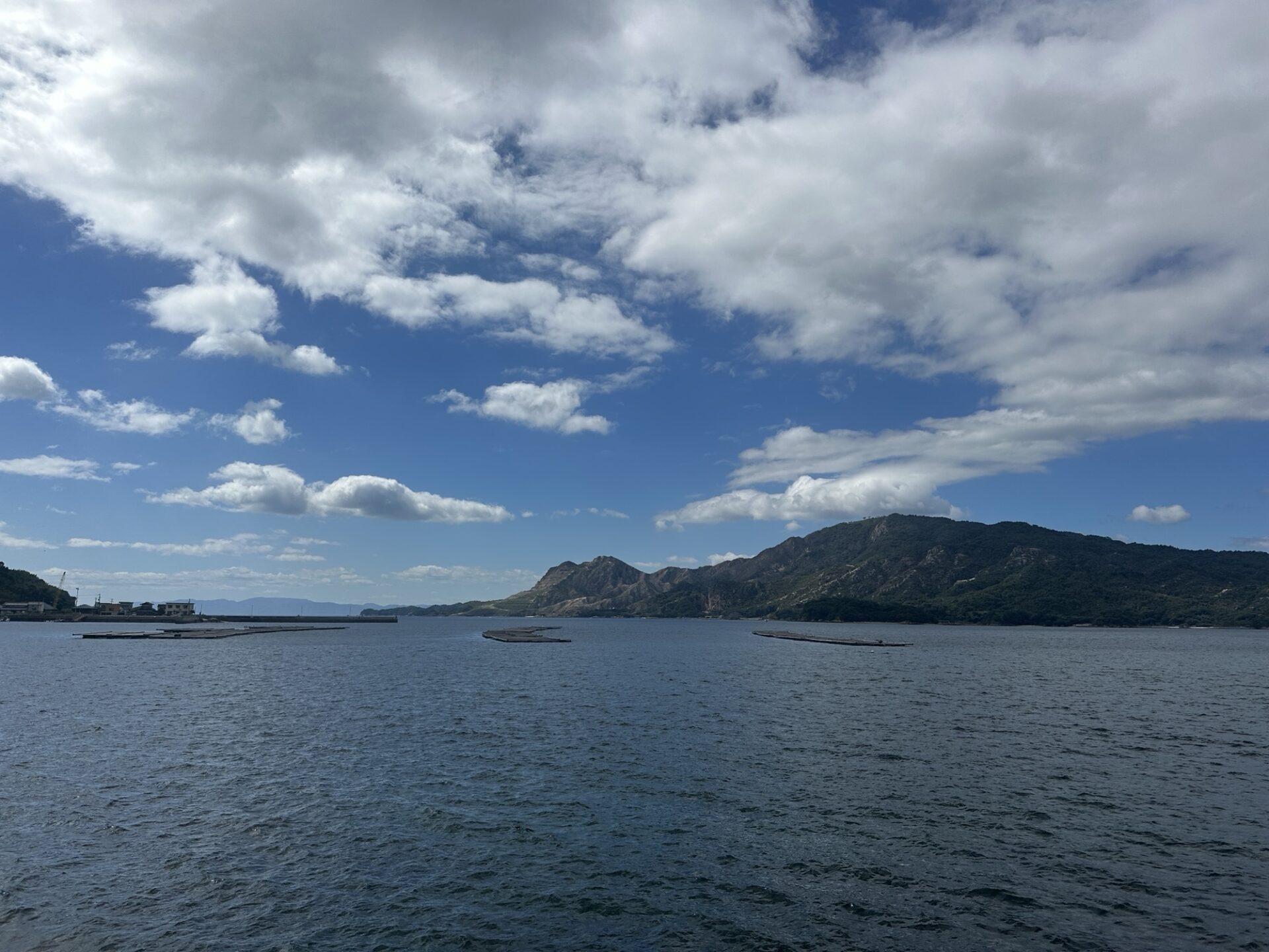 倉橋島ドライブで見えた瀬戸内海と山の景色