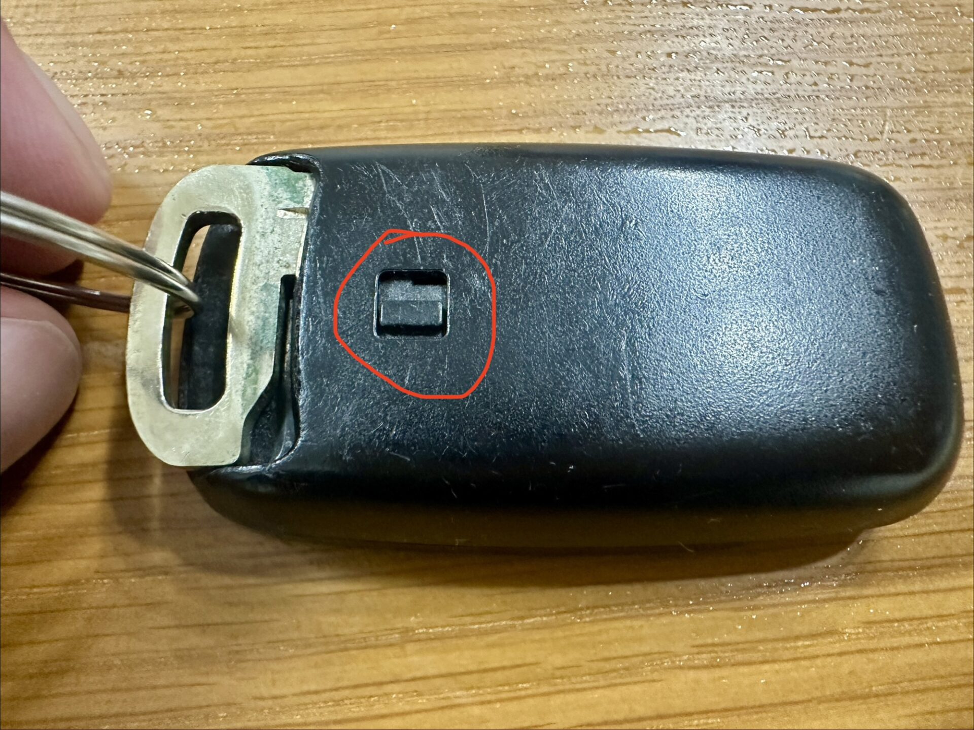 タントの電子カードキー裏側にあるエマージェンシーキーの解除レバー