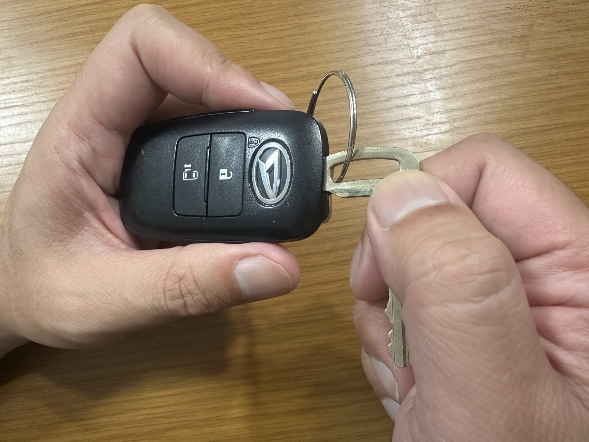タントの電子カードキー側面のくぼみにエマージェンシーキーを差し込んだ状態