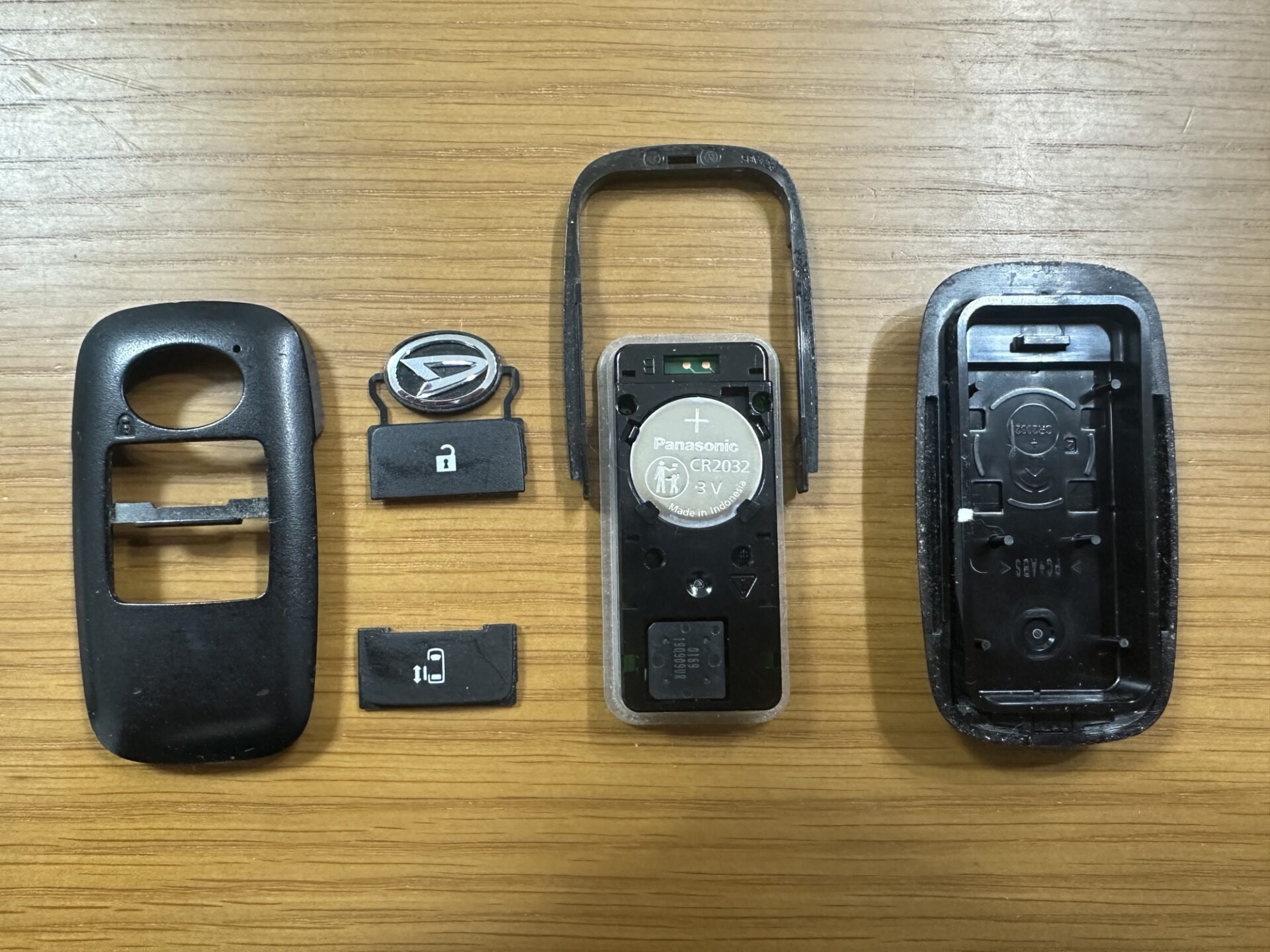 タントの電子カードキーを分解した状態とCR2032電池