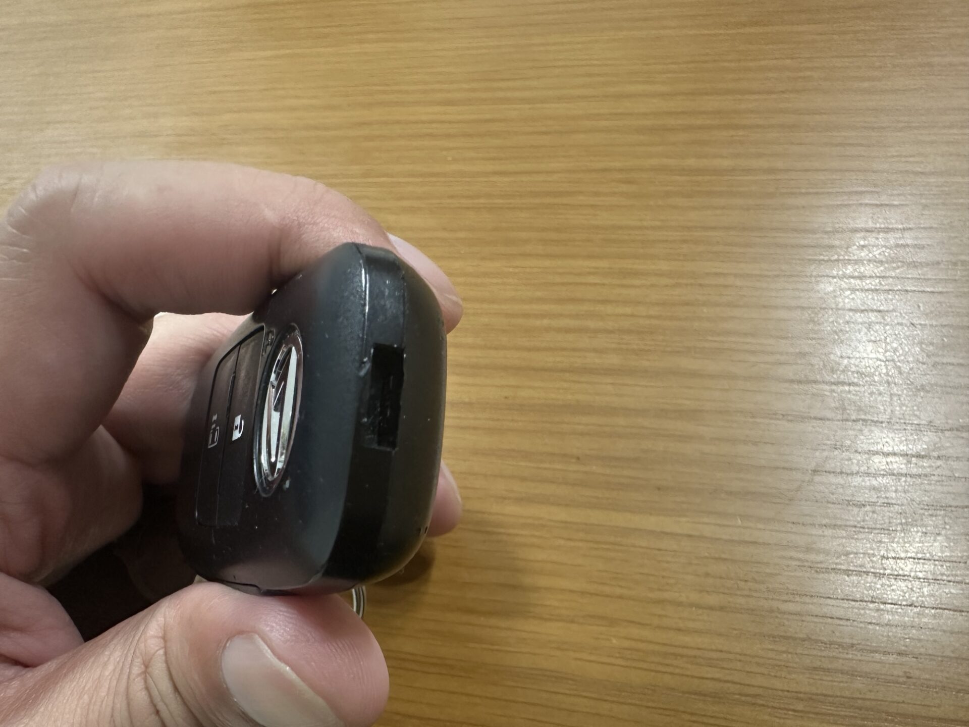 タントの電子カードキー側面にあるカバーを外すためのくぼみ