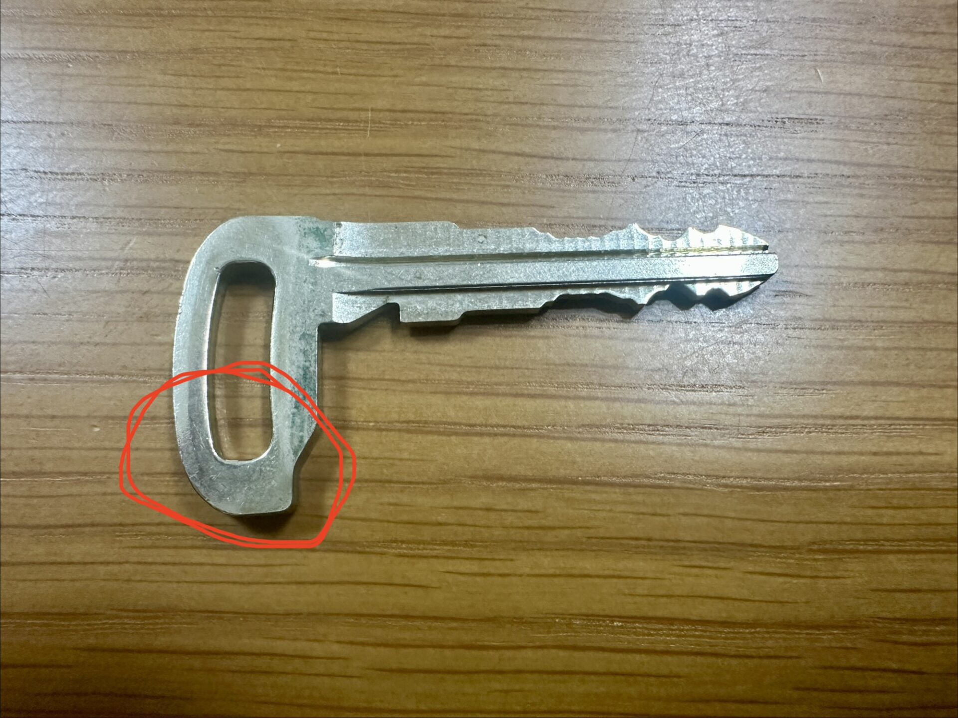 タントのエマージェンシーキーで電子カードキーのくぼみに差し込む部分