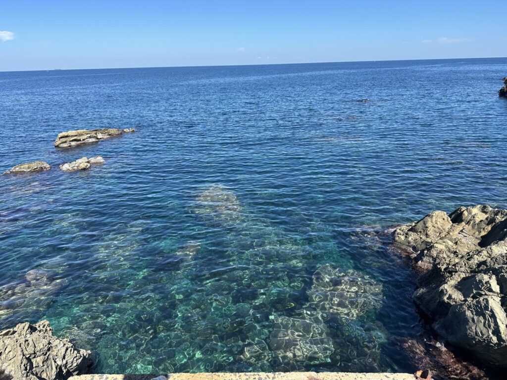 小伊津で見た青く透き通った日本海
