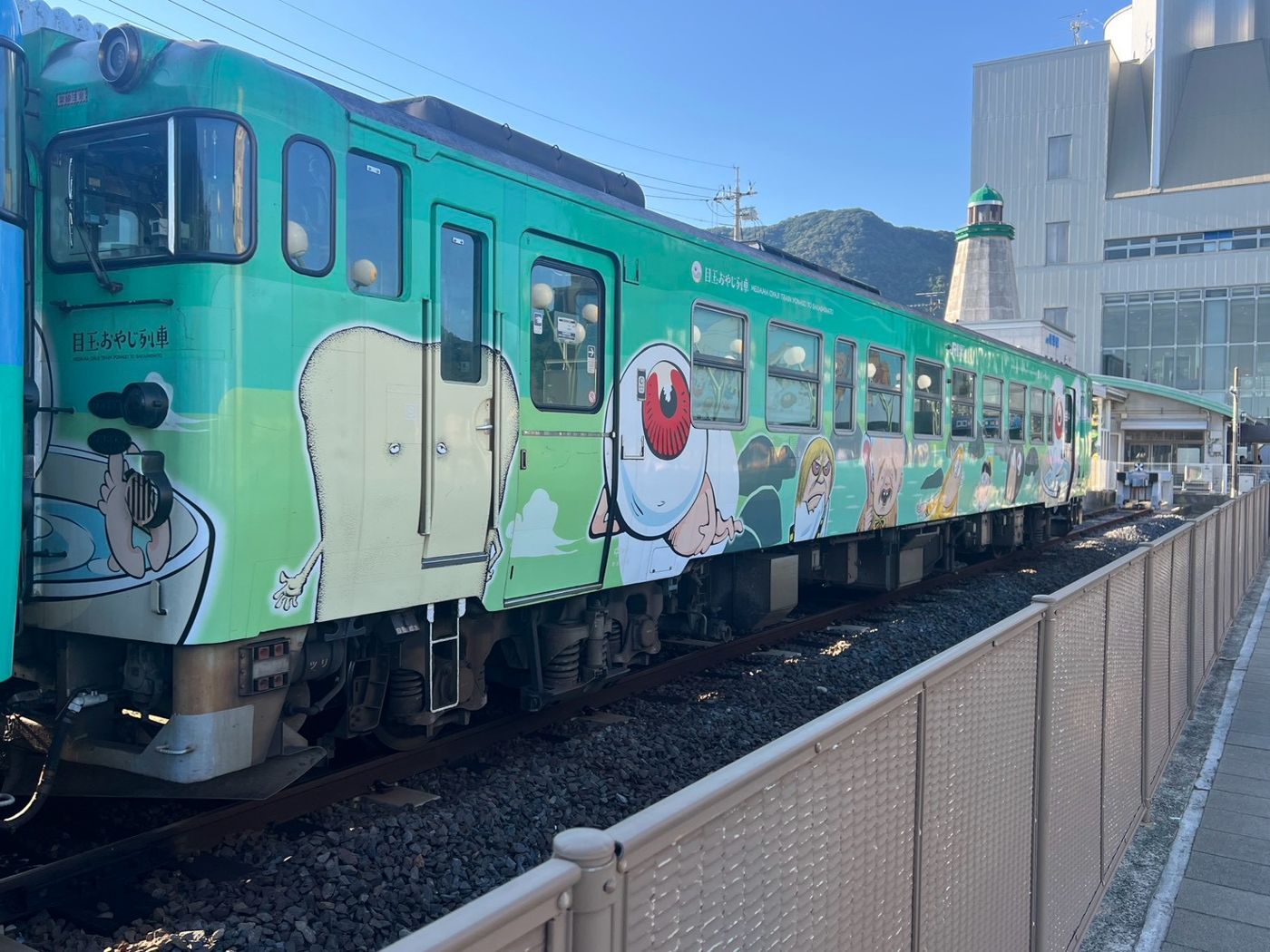 境港駅に停車した緑色の鬼太郎列車