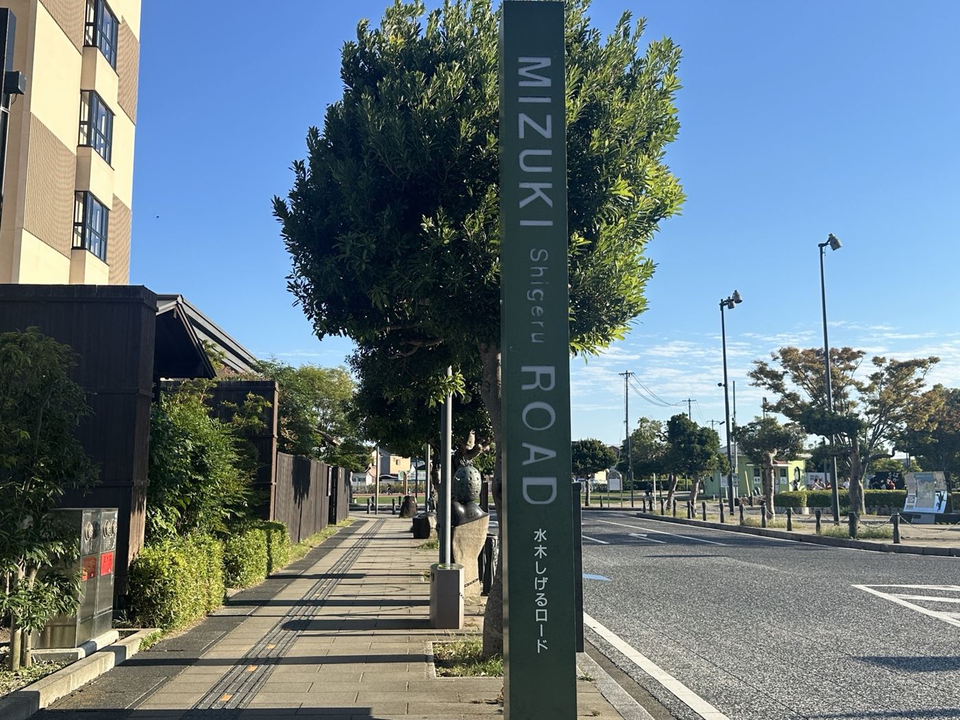 MIZUKI Shigeru ROADと書かれた水木しげるロードの案内柱